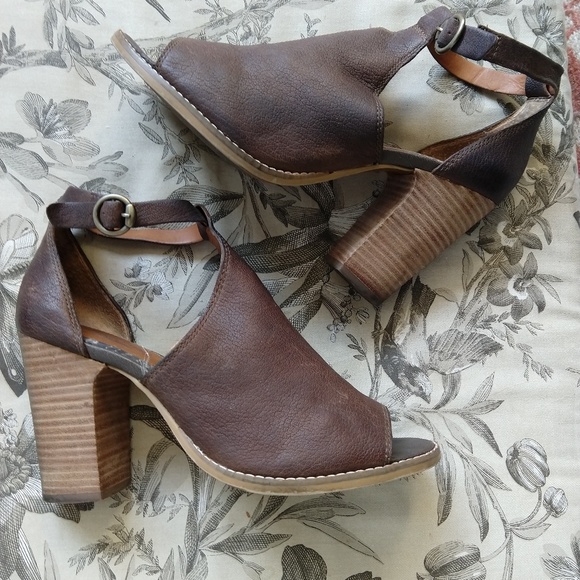 Lucky Brand Shoes - LUCKY BRAND | Peep Toe Heeled Leather Sandals
